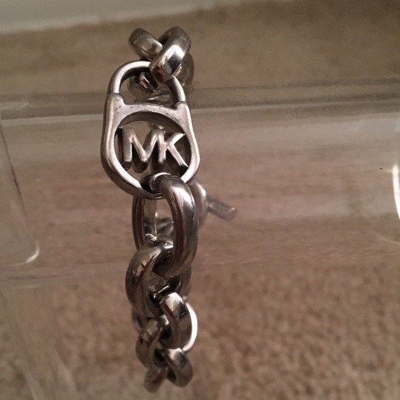 🔒🔗 Michael Kors Silver Lock Link Bracelet - Picture 3 of 5